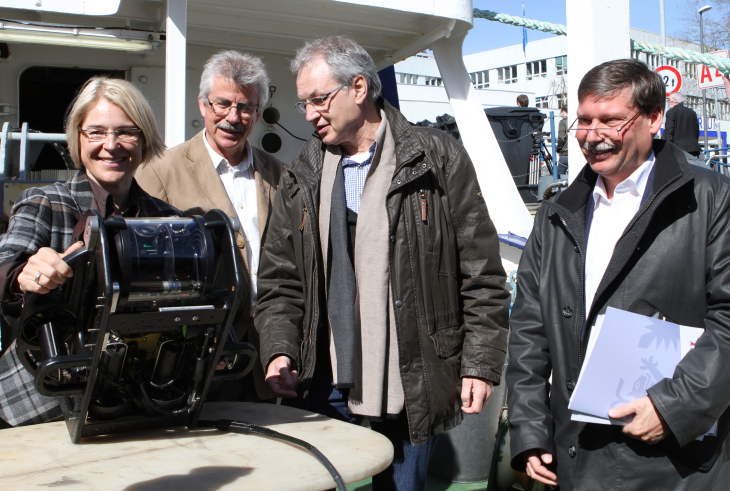 Prof. Ralph Schneider, Dr. Klaus Schwarzer and Prof. Martin Wahl presented the project together with the Mini-ROV to the Minister of Science Alheit. 