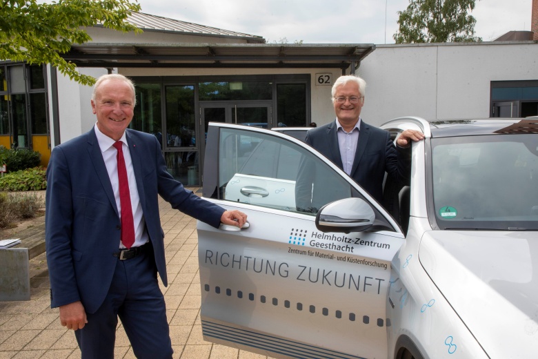 Bernd Westphal und Prof. Matthias Rehahn mit dem Wasserstoff-Auto des HZG. Foto: HZG/Jan-Timo Schaube